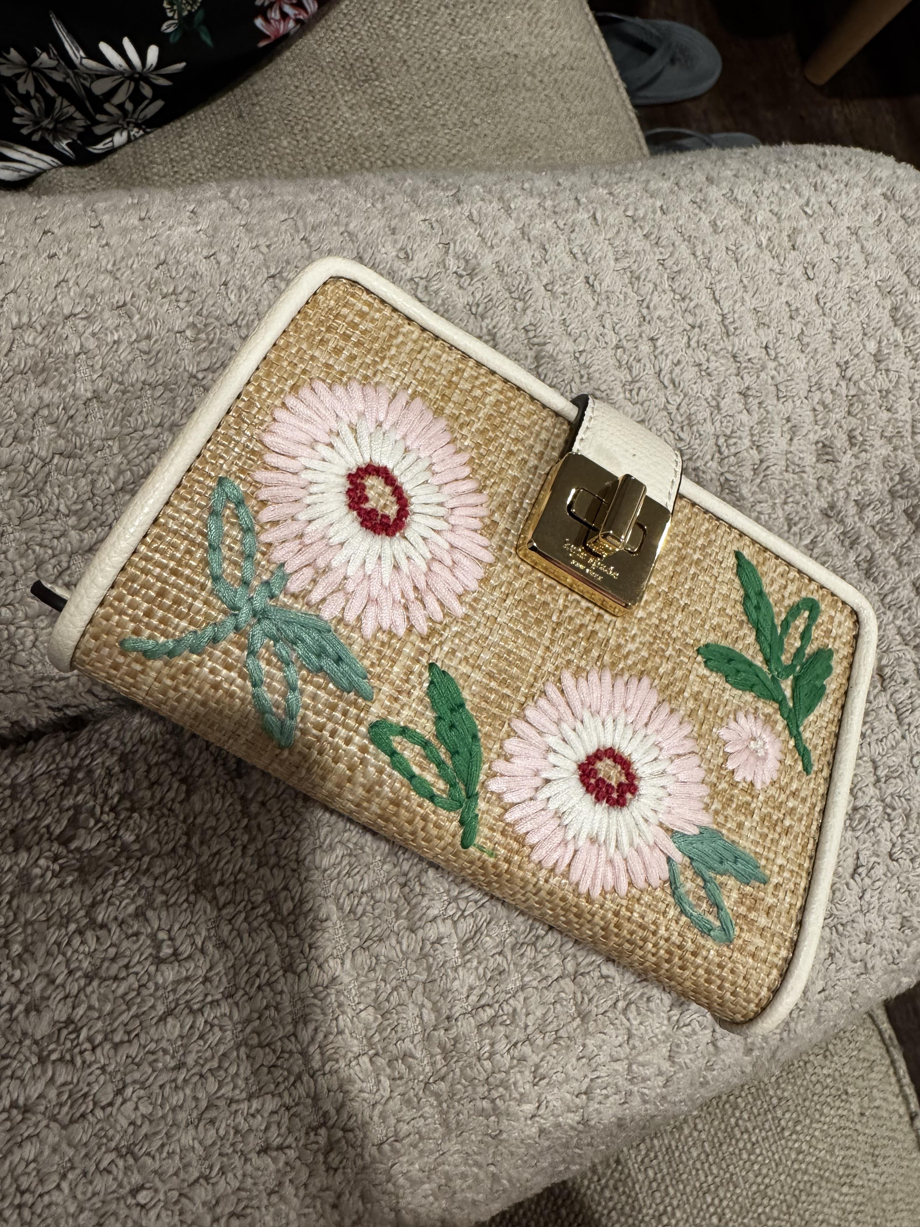 【Kate Spade】Phoebe Straw Turnlock Wallet-on-chain 国内発送 Kate Spade Phoebe Festival Floral Straw Turnlock Wallet on a