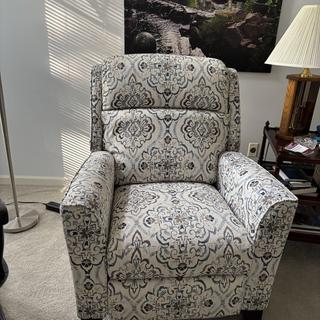 ピエレジーナ Rheeves High Leg Power Recliner w/ Headrest | La-Z-Boy