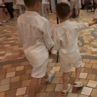 Ouvre la visionneuse de médias pour les photos soumises par ILKA R