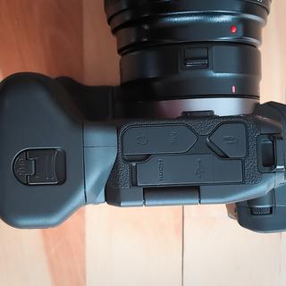 Side view showing the battery drawer lock