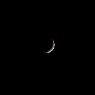 New Moon f/4 ISO 400 1/500 105 mm
