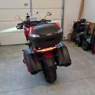 GIVI  リアボックス トップケース B47 Blade？ Amazon | GIVI B47 Blade Tech モノロック トップケース(47リットル