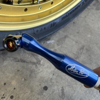 thumbnail interactive-video image 1 of Motion Pro 08-0602 Pivoting Angled Air Chuck – Blue Aluminum Tire Valve – ATV Harley Metric 1 of 3