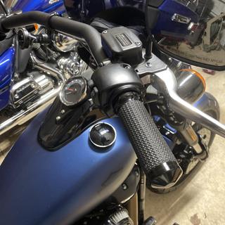 Avon Performance Memory Griffe D=38, Schwarz Harley - Davidson Mit E - Gas Ab 08 | Griffe Für Modelle Mit Gaszügen | Griffe | Lenker, Griffe & Hebel | Motorradteile | Runaway Choppers