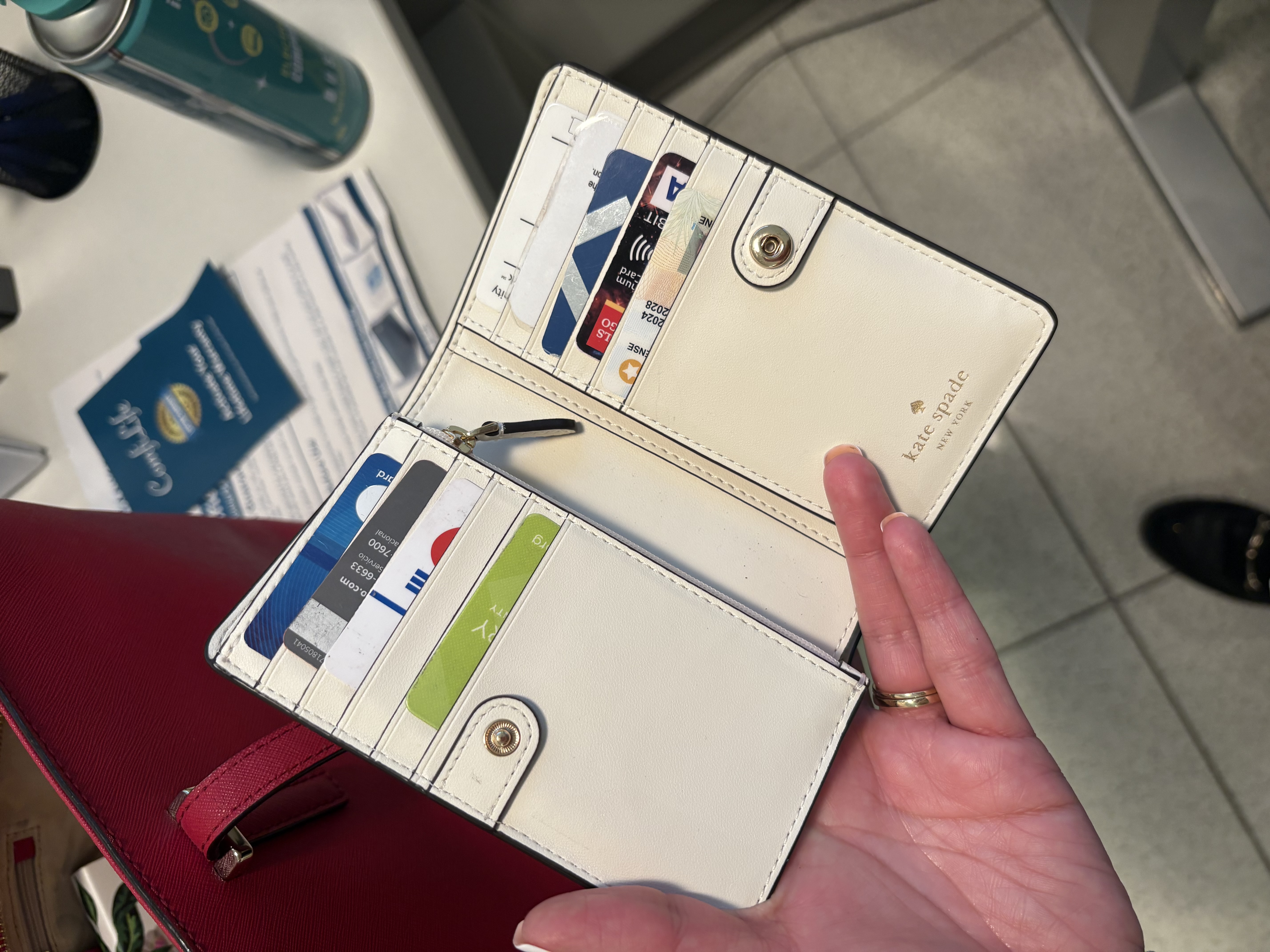 ポップなNYデザイン！Kate Spade NYC Big Apple 財布 ミディアム Nyc Big Apple Medium Wallet | Kate Spade Outlet