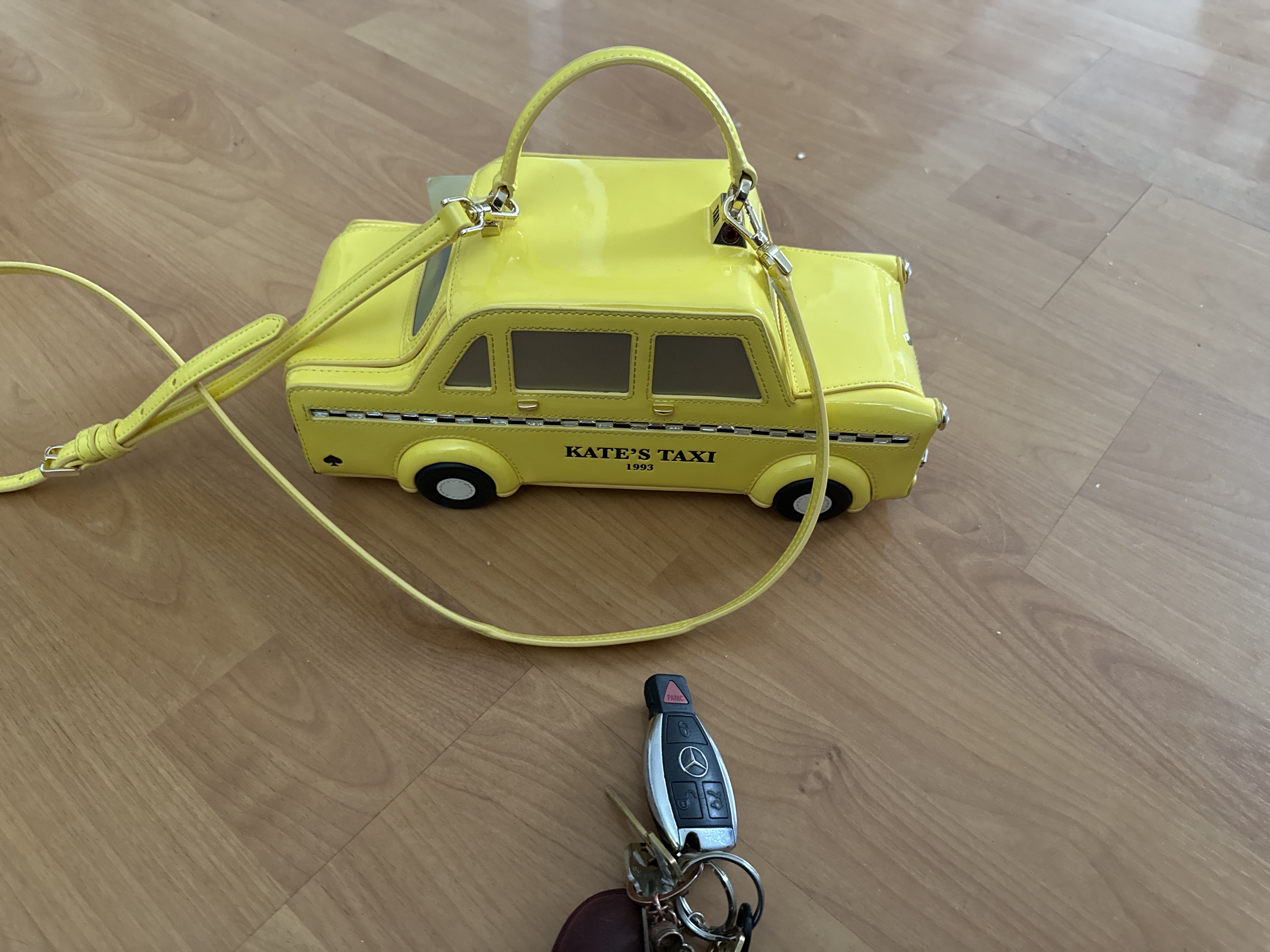 【少しだけ訳あり】ケイトスペード NYC 3D Taxi Crossbody Kate Spade 3D NYC Taxi Yellow Cab Crossbody Bag KI975 NWT