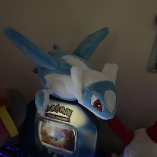 Pokémon Center – Sitting Cuties Latios N°381 – Peluche Assise De La Génération 3 – Officielle Et Ultra Mignonne !