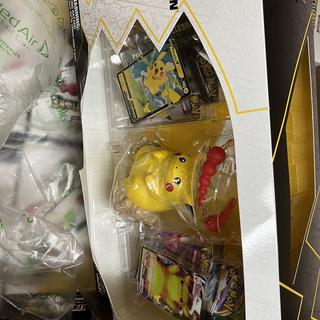 Pokémon TCG: Celebrations Premium Figure Collection (Pikachu VMAX